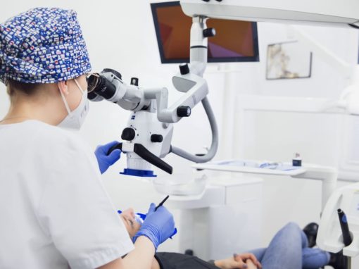Mikroskop in der Zahnarztpraxis Dres Mueller in Rennerod